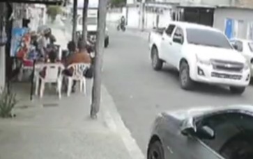 Ecuadorian gang war,criminals on pick up open fire 