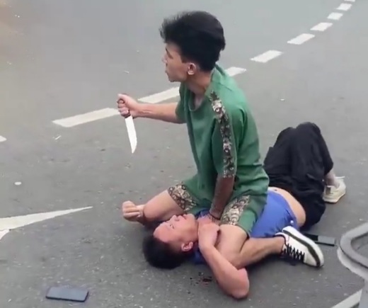 Crazy man with knife attack driver after argument 