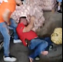 Angry merchants beat up extortionists 