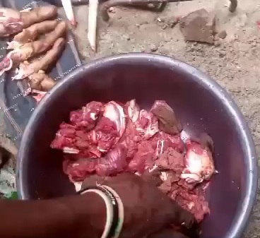 [CANNIBALISM]BLACK AXE MEMBERS PREPARING MEAT FOR THE BARBECUE 