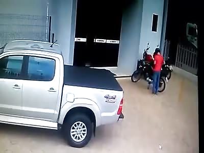 Policeman Died After Killing Two Thugs During Robbery Attempt 