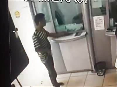 Off Duty Cop Killed While Fighting with Robber Inside a Lottery Establishment 