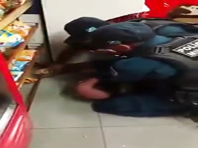 Cop Uses Rear Naked Choke to Subdue Criminal