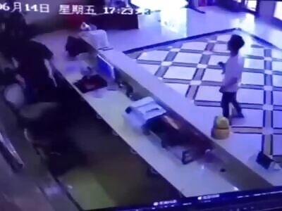 Crazy Man Burns Chinese National in Sihanoukville (Action & Aftermath)