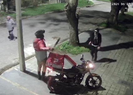 Brave Delivery man Defends himself using Machete.