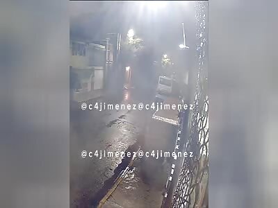 Idiot falls off a roof trying to escape (skip to 00:35)