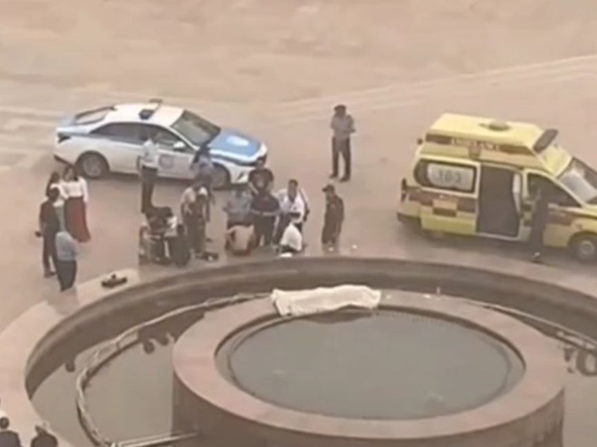 Moron In Fountain... Dies