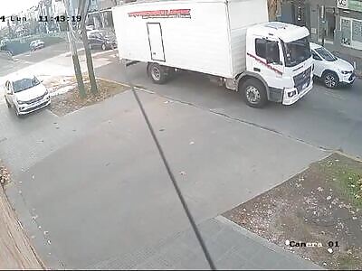 Elderly man throws himself under a truck in Argentina
