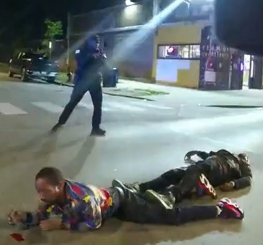 Chicago Police Officers Fatally Shoot Suspect Stabbing Man in The Middle of The Street