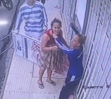 Angry woman attack her husband mistress with knife 