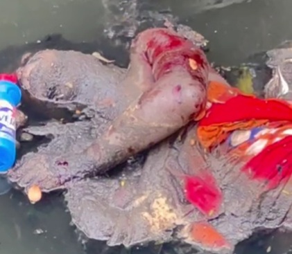 body of a man already in state of decomposition floating in canal 