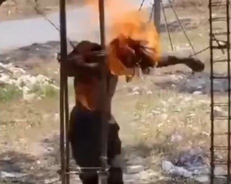 Gang member Captured Tied up and burned Alive 