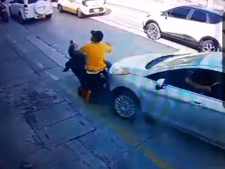 Two thieves on motorcycle crashed by a hero driver and punished hard