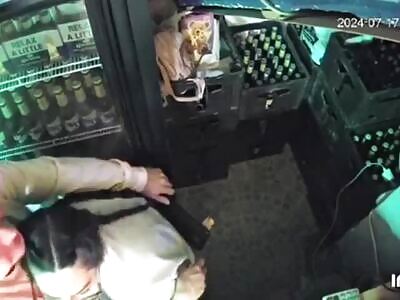 Man kills another man in a store and seriously injures his girlfriend