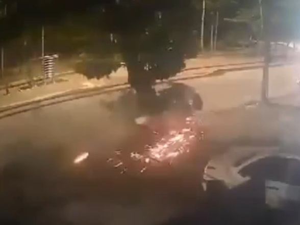 Car Crashes Into Tree (6 Dead, 3 Injured)