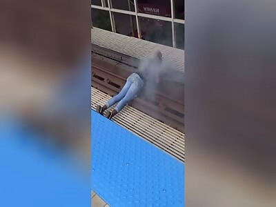 Lady electrocuted to death on Chicagos blue line 3rd rail