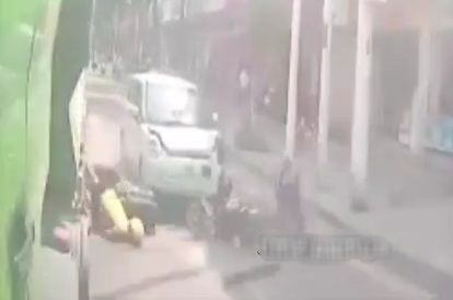 Stupid Chinese female driver crashed two moped 