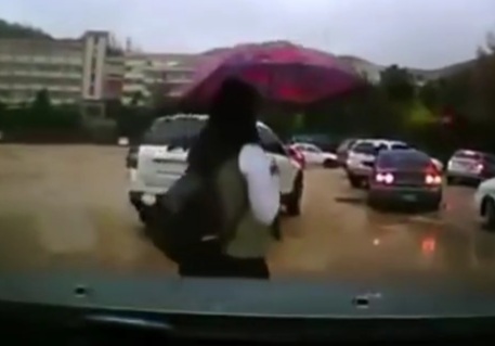 Stupid Female Driver Runs over a Schoolgirl 