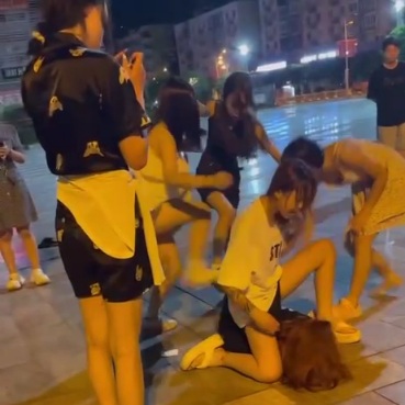 CHINESE GIRLS HAVE NO MARCY!!!!!