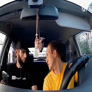 (Clean) Man Refuses To Pay, Breaks Nose Of The Taxi Driver In Russia