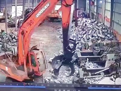 Damn : Worker Crushed To Death In Hydraulic Press