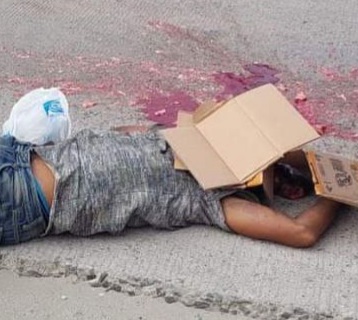 Motorcyclist head crashed like a watermelon under big truck 