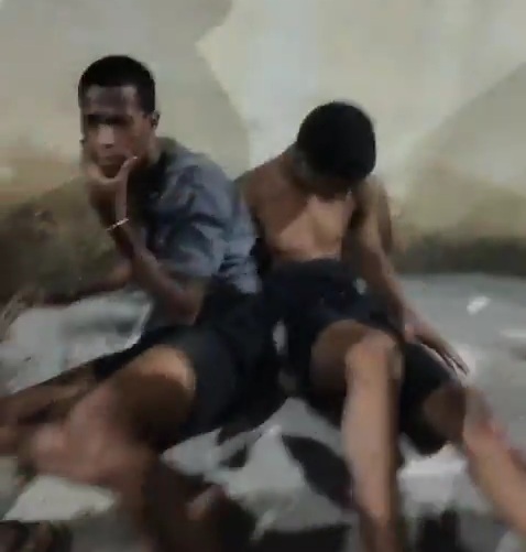 Two thieves captured and punished hard in favela 