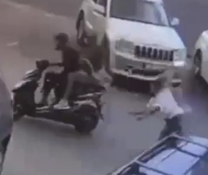 Two thieves on motorcycle captured after snatching a woman bag 