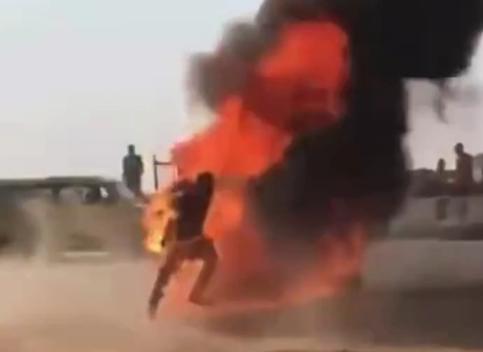 [AFRICAN STREET JUSTICE]THIEF BURNED BY ANGRY CROWDS 