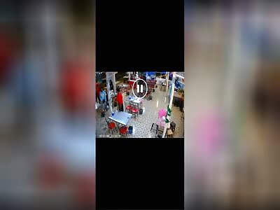 in Thailand A maniac shoots in a restaurant, killing several people.