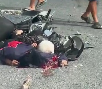  couple riding motorcycle crashed under big loaded truck 