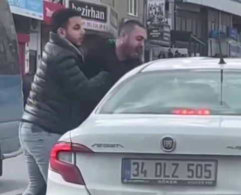 Angry Turkish beat a driver with whom he had an argument in traffic.