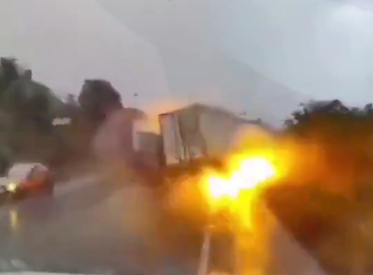 shocking moment of the collision of two trailers