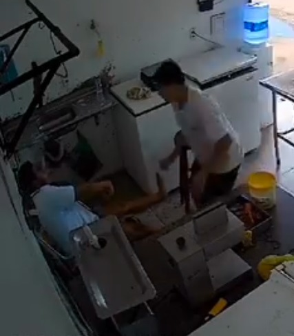 Dude Gets Shock While Charging Mobile Phone