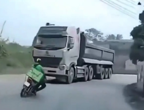 Delivery man riding speeding motorcycle crashed dead 