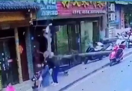 Final Destination: Electric Pole Suddenly fall on a Father Head 