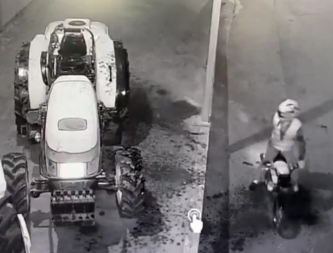 Türkiye: A person burns himself while trying to burn Tractor 