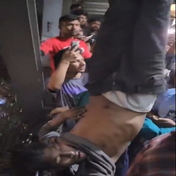 2 Suspected Muggers Beaten, Hung Upside Down From Overbridge by Angry Crowd in Uttara