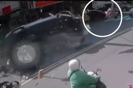 Horrific Accident Caused by a Stupid Chinese Female Driver 