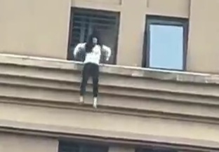 [HORRIFIC FOOTAGE] Depressed Woman Jumps
