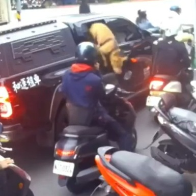 Pitbull Jumps Out of the Car Window and Attacks Scooter Driver