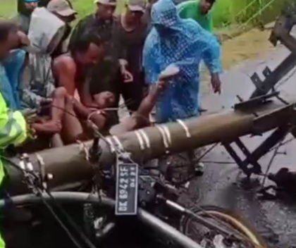 Pole fall on a motorcyclist killing him on the spot 