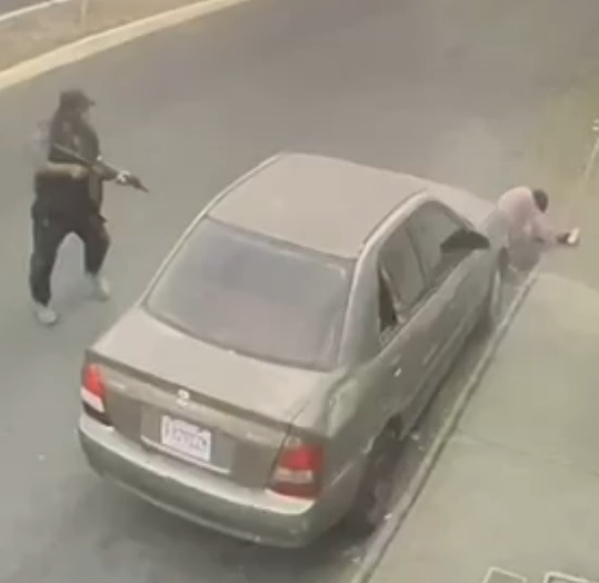 Pickup Truck Driver Comes Back to Execute Sicario After Being Shot.