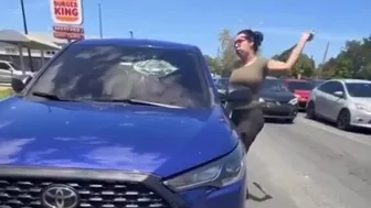 Booty Woman Attacks Skinny Chick in Road Rage