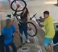 Young Couple Beats Robber Armed With Fake Gun