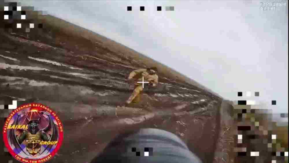 Crazy Ukrainian runs toward Russian drone. 