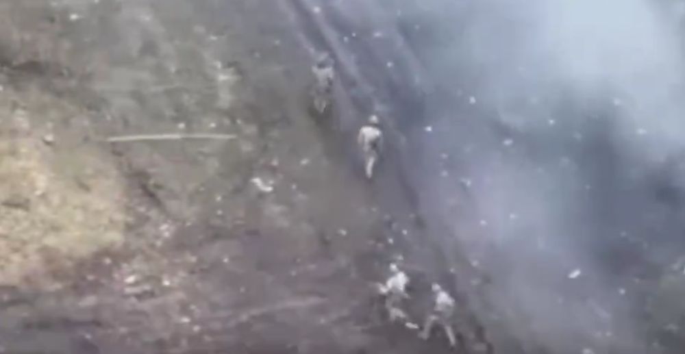 Ukrainian assault meat team encounters artillery and mortars.