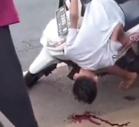 Indonesian young man riding his moped crashed dead by bus 