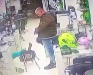 Cop Kills GF then Shoots Himself in Her Salon!!