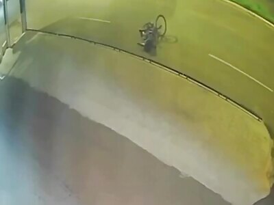  cyclist dies after hitting his head on the ground